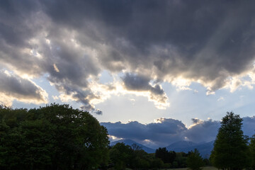 春の山の不気味な暗雲