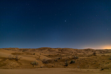 Fototapeta na wymiar Paysage de nuit dans le désert
