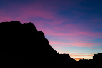 Lever de soleil rose en montagne