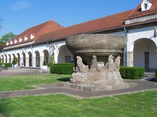 Steinerne Schale im historische Sprudelhof in Bad Nauheim, Hessen, Deutschland