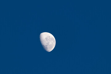 Obraz premium Lua minguante com céu azul escuro.