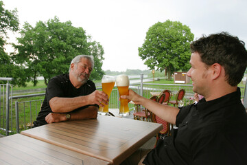 Zwei Männer trinken zusammen Bier 
