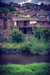 paisaje de primavera con el campo y flores en la Esap&ntilde;a central en primavera