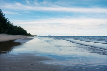 Obraz premium Tropical beach and blue sky in the sea at gulf of thailand