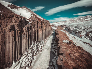 Cañon de columnas de basalto en Islandia desde punto de vista aéreo.