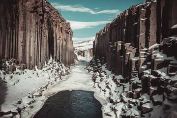 Ca&ntilde;on de columnas de basalto en Islandia desde punto de vista a&eacute;reo.