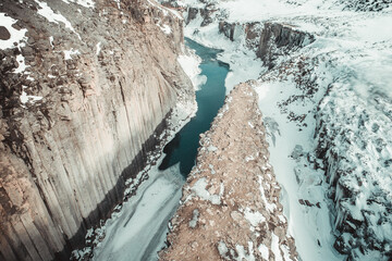 Cañon de columnas de basalto en Islandia desde punto de vista aéreo.