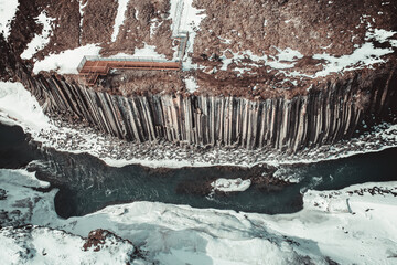 Cañon de columnas de basalto en Islandia desde punto de vista aéreo.