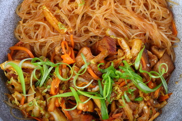 Meat with vegetables, sesame seeds and pasta