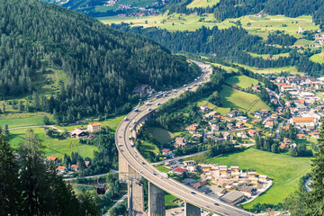 Fototapeta na wymiar Gschnitztalbrücke der Brenner Autobahn bei Steinbach