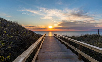 Fototapeta na wymiar Holzsteg zum Meer bei Sonnenuntergang