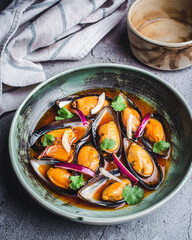 mejillones en salsa con hierbas frescas