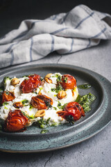 ensalada saludable de queso y tomate