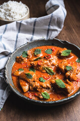 Curry rojo con hierbas frescas y arroz basmati