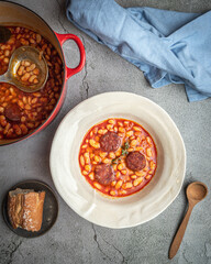 Guiso de alubias blancas. Cocina mediterránea.