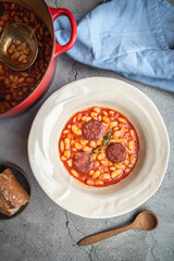 Guiso de alubias blancas. Cocina mediterránea.