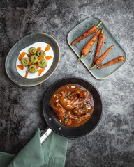 Carne en salsa con verduras
