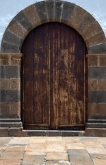 Fototapeta na wymiar A stone arch and a wooden door