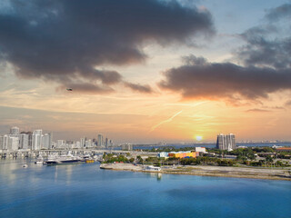 Obraz premium skyline from the city with beach and bay in the middle