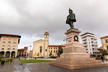 Plaza con escultura en Pisa, Italia.