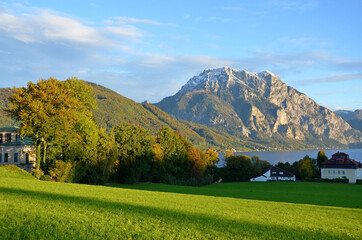 Der Traunstein und der Traunsee im Salzkammergut im Herbst, Österreich, Europa - The Traunstein...