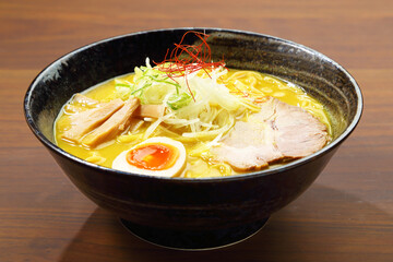 テーブルのカレーラーメン