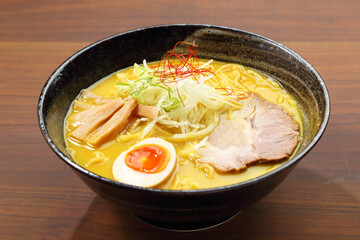 食卓のカレーラーメン