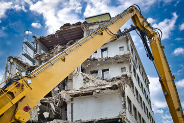 Fototapeta na wymiar Auf der Baustelle ist der große Bagger für den Abbruch eines Gebäudes im Einsatz