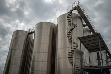 Stainless steel reservoirs for wine making