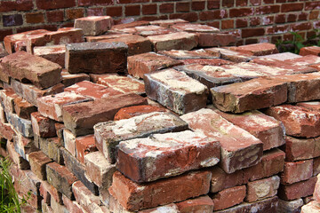 Die alten Ziegelsteine wurden nach dem Abbruch gesammelt und auf einem Stapel gelagert