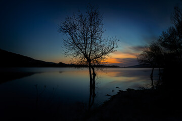 Obraz premium Amanecer en el Embalse de Santillana de Manzanares el Real.