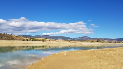 un bonito y tranquilo lago de montañas con agua azul limpia y cielo azul en España