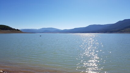 un bonito y tranquilo lago de montañas con agua azul limpia y cielo azul en España
