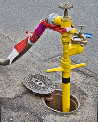 Der Hydrant auf der Strasse wird zum Wasser zapfen genommen