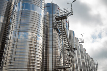 Stainless steel reservoirs for wine making