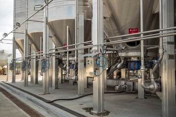 Stainless steel reservoirs for wine making