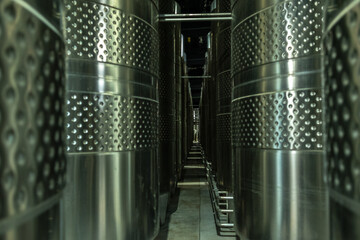 Stainless steel reservoirs for wine making