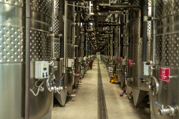 Stainless steel reservoirs for wine making