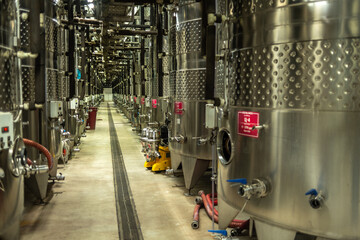 Stainless steel reservoirs for wine making