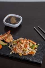 wok de pescado pasta y vegetales