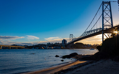 Silhueta da estrutura na contraluz da Ponte Hercílio Luz Santa Catarina, Brasil, florianopolis, Florianópolis