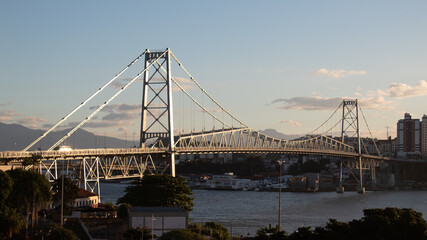 Obraz premium Florianópolis com a Ponte Hercílio Luz Santa Catarina, Brasil, florianopolis