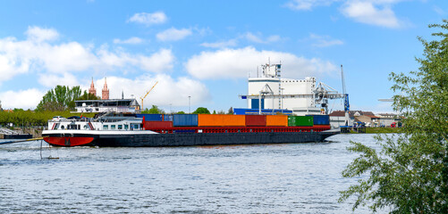 Worms am Rhein, Hafenanlagen und Containerschiff