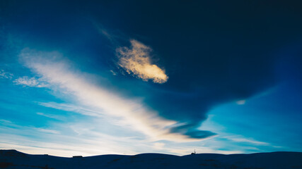 Nuvola nel cielo blu di sera in montagna