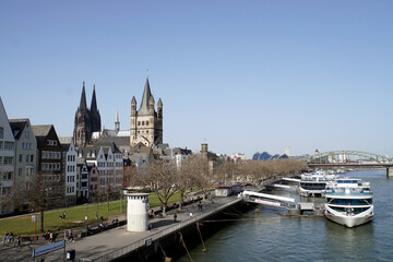 Fototapeta premium Blick von der Deutzer Brücke auf Gross St. Martin und Kölner Dom - View of Gross St. Martin and Cologne Cathedral from the Deutz Bridge