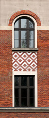 Tekstura elewacji budynku z dwoma oknami. Ściana z cegły czerwonej i białej