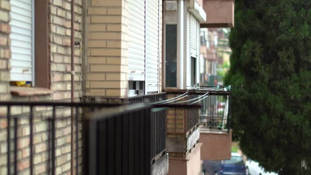Lluvia a trav&eacute;s de la ventana en bloque de pisos