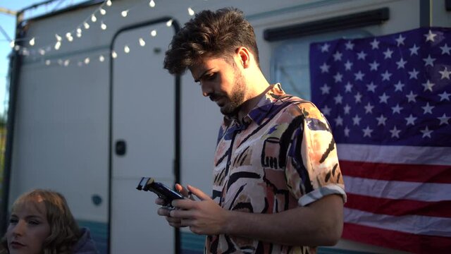 Chico joven moreno con mando de drone controlando a distancia