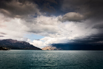 Atardecer en Lago Monta&ntilde;as
