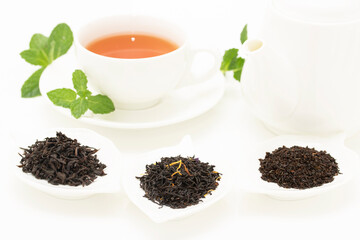 温かい紅茶と茶葉